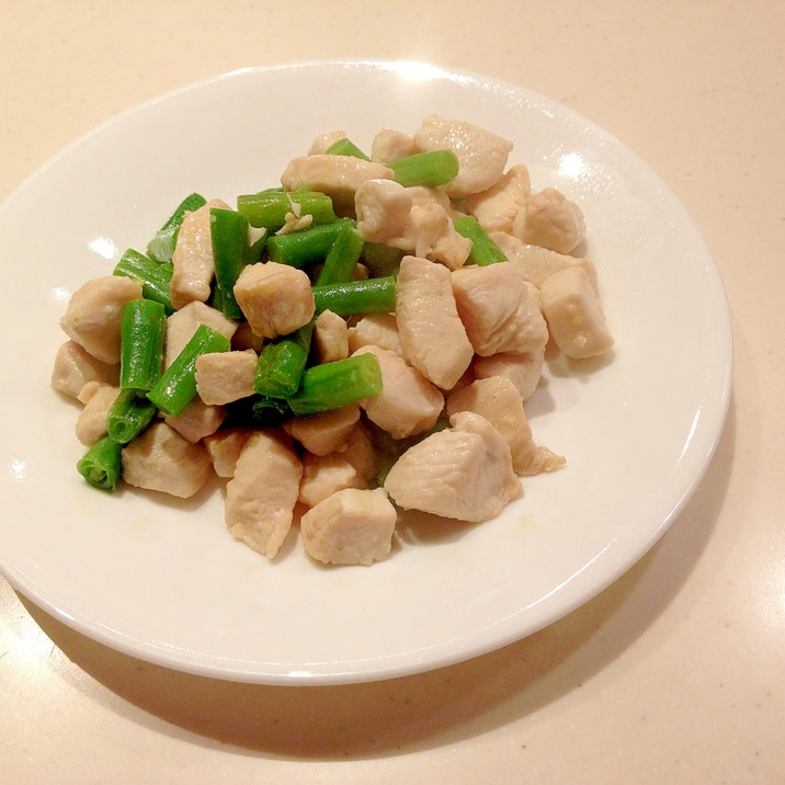 手づかみ食べに！鶏胸肉とインゲンのコロコロ炒め